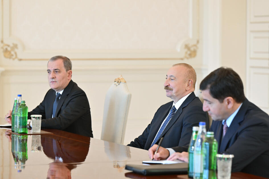 Президент Ильхам Алиев принял министра иностранных дел, трудоустройства за рубежом и туризма Шри-Ланки