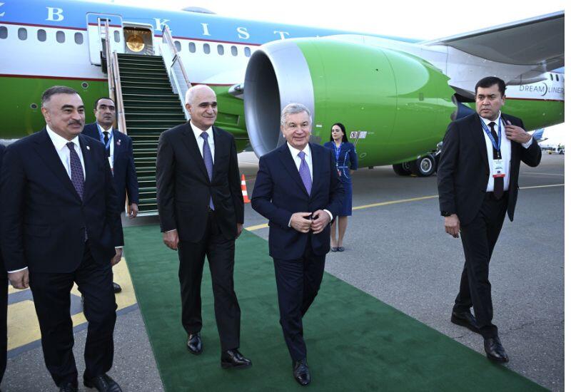Президент Узбекистана прибыл в Азербайджан