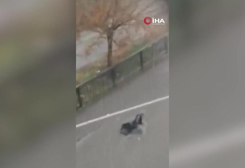 Женщину смыло потоком воды в Стамбуле