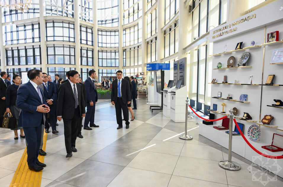 Президент Лаоса ознакомился с деятельностью Центра ASAN xidmət