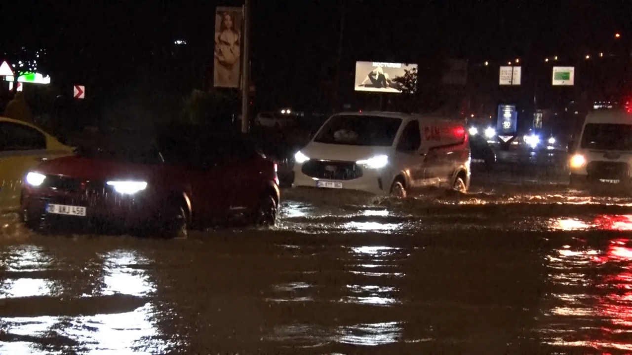 İstanbulda şəhərin küçələrini sel basdı