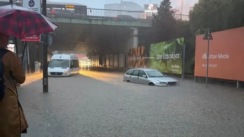 İstanbulda şəhərin küçələrini sel basdı