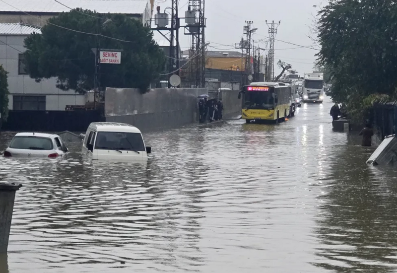 İstanbulda şəhərin küçələrini sel basdı