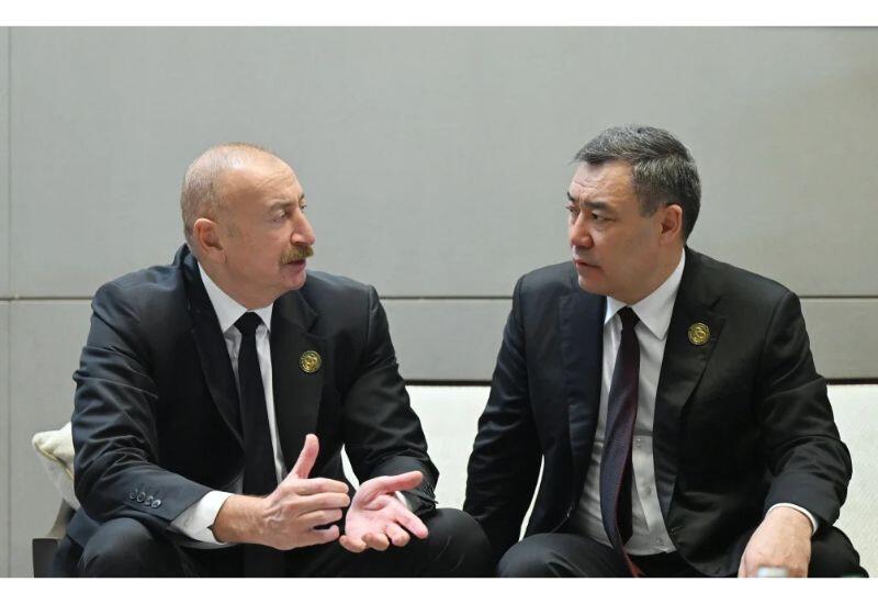Prezident İlham Əliyev və Sadır Japarov AQEM sammiti çərçivəsində qeyri-rəsmi söhbət edib