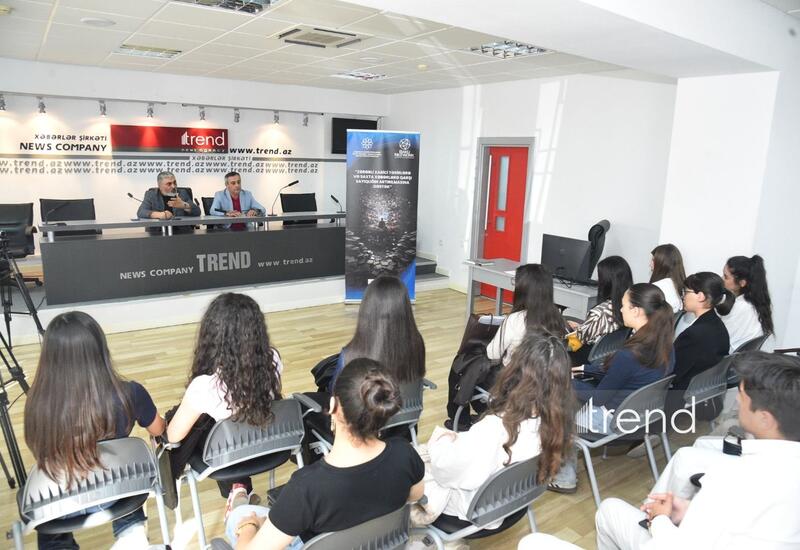 BDU tələbələri ilə zərərli xarici təsirlər və informasiya təhdidləri müzakirə olunub