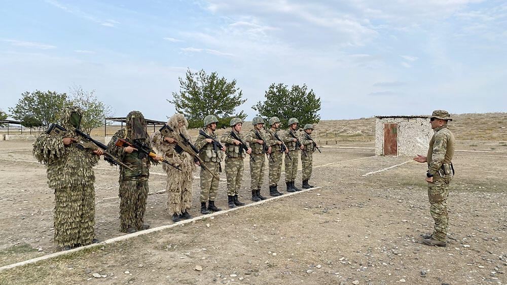 В Азербайджане продолжаются учебные сборы с военнообязанными