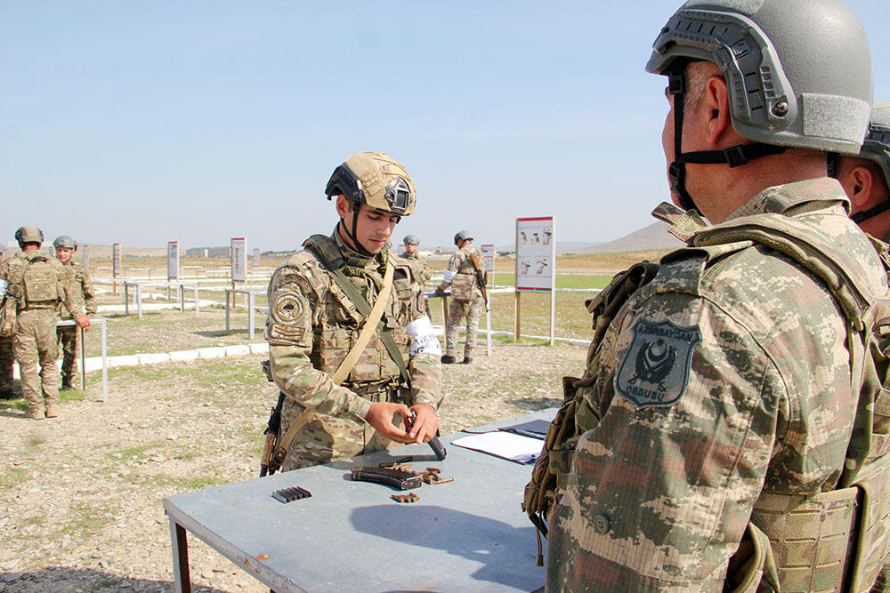 В Азербайджане продолжаются учебные сборы с военнообязанными