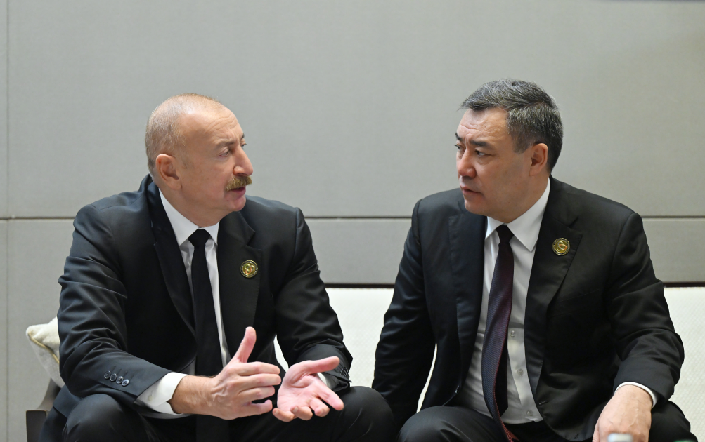 Prezident İlham Əliyev və Sadır Japarov AQEM sammiti çərçivəsində qeyri-rəsmi söhbət edib