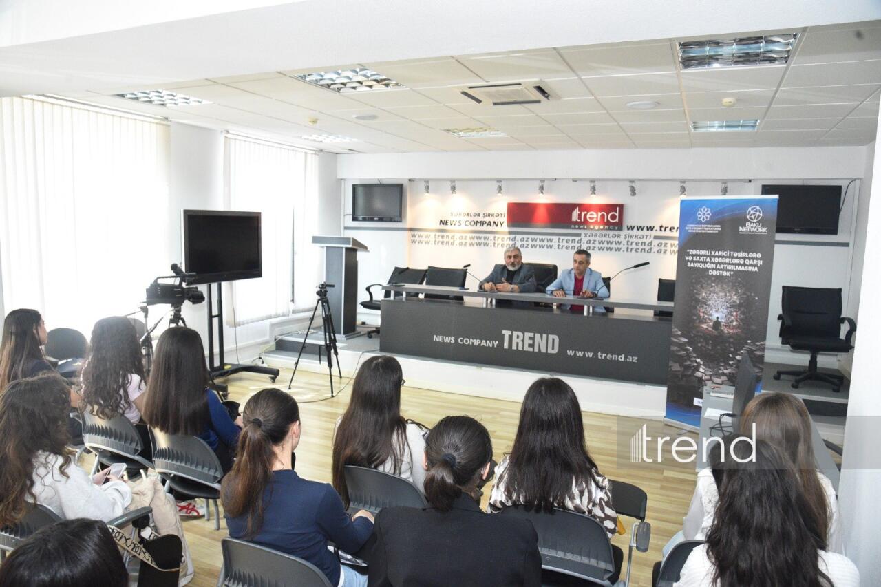 BDU tələbələri ilə zərərli xarici təsirlər və informasiya təhdidləri müzakirə olunub