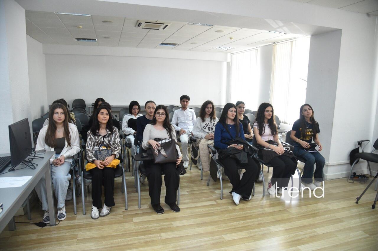 BDU tələbələri ilə zərərli xarici təsirlər və informasiya təhdidləri müzakirə olunub