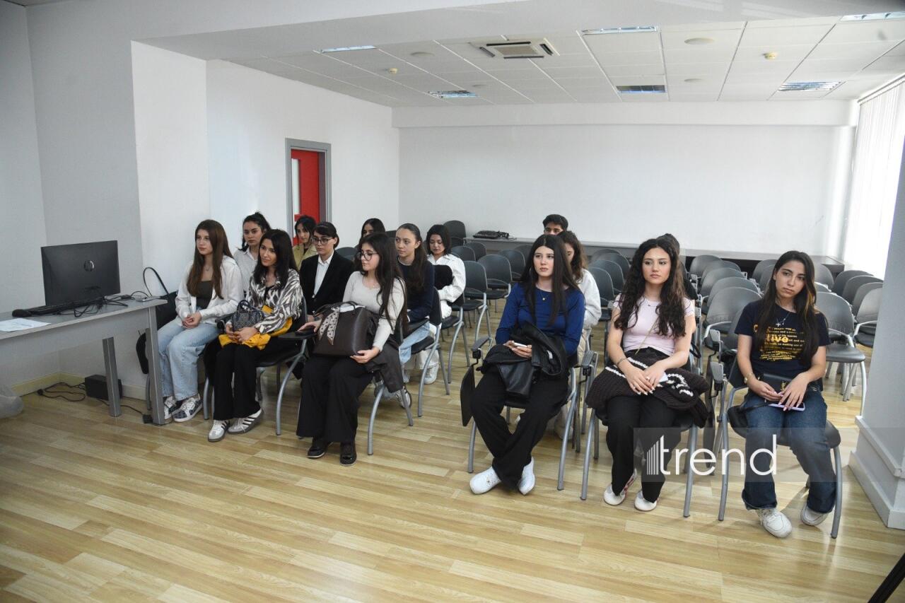 BDU tələbələri ilə zərərli xarici təsirlər və informasiya təhdidləri müzakirə olunub