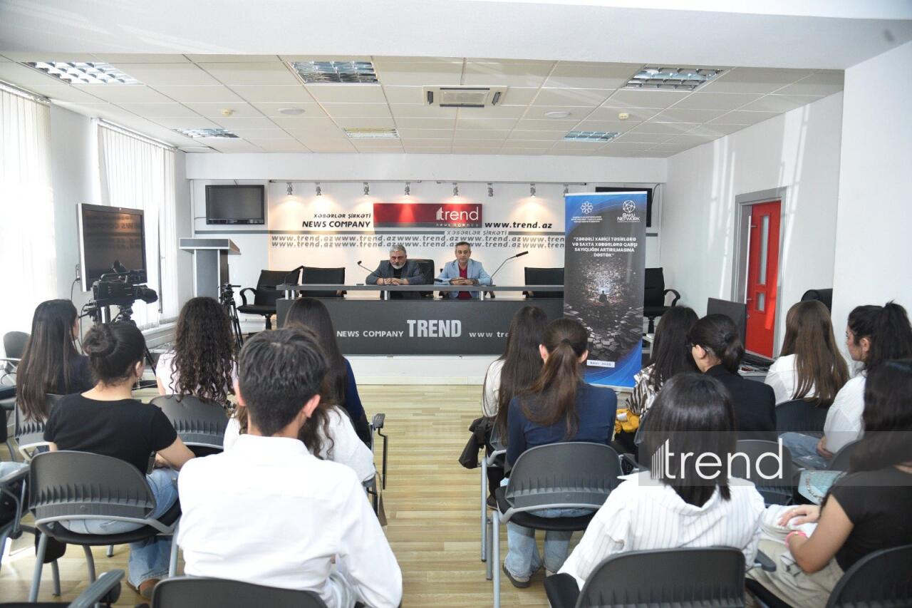 BDU tələbələri ilə zərərli xarici təsirlər və informasiya təhdidləri müzakirə olunub