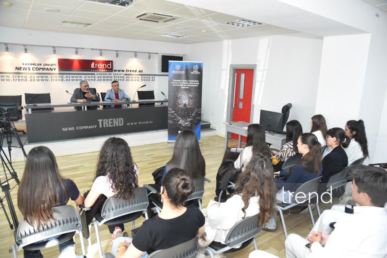 BDU tələbələri ilə zərərli xarici təsirlər və informasiya təhdidləri müzakirə olunub