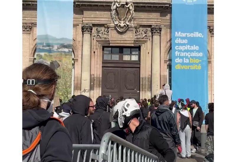 В Марселе участники беспорядков ворвались в мэрию