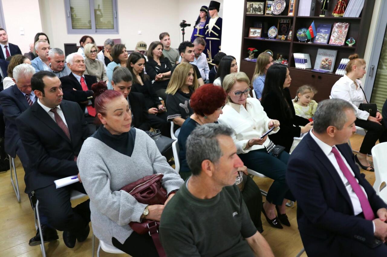 Фуад Мурадов встретился с азербайджанской общиной в Греции