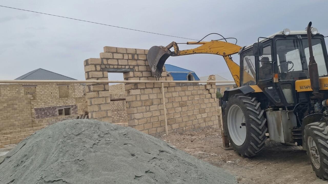 Gəncədə qanunsuz tikinti söküldü