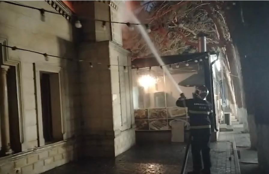 Пожар на территории жилого комплекса в Хырдалане