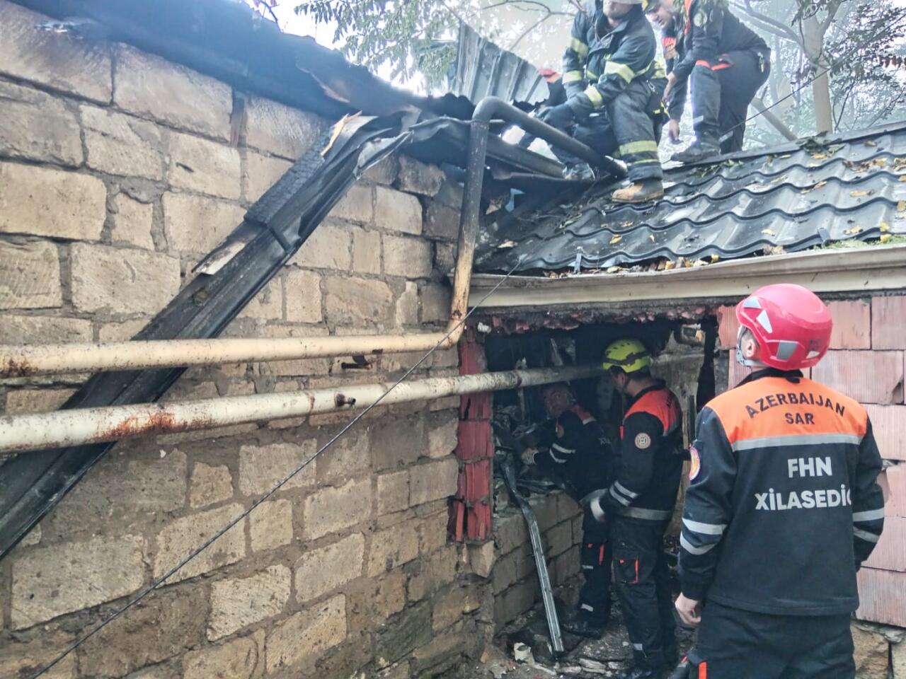 Пожар на территории жилого комплекса в Хырдалане