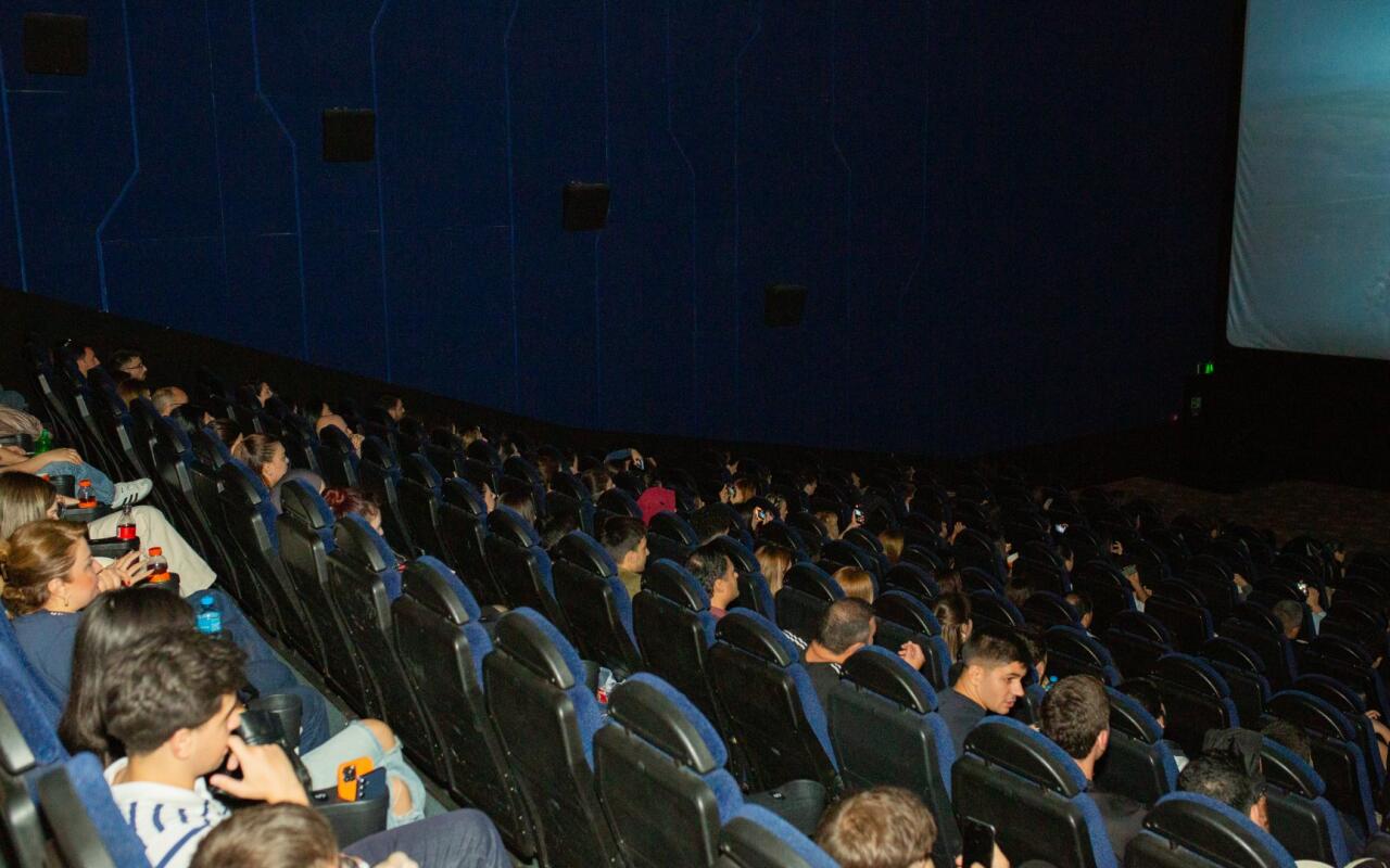 В кинотеатрах Азербайджана наблюдается большой интерес к масштабному художественному фильму "44"
