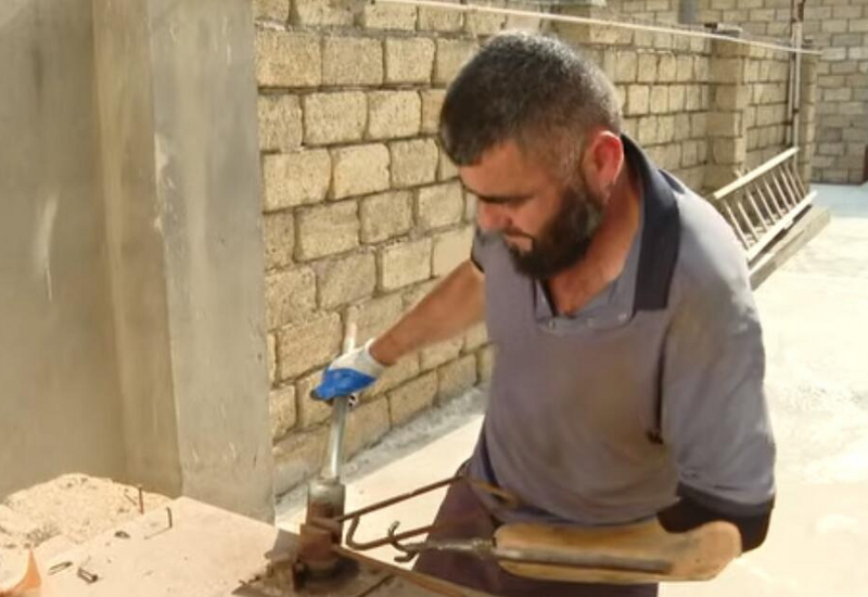 Tək qolu ilə tikintiyə aid hər işi bacarır