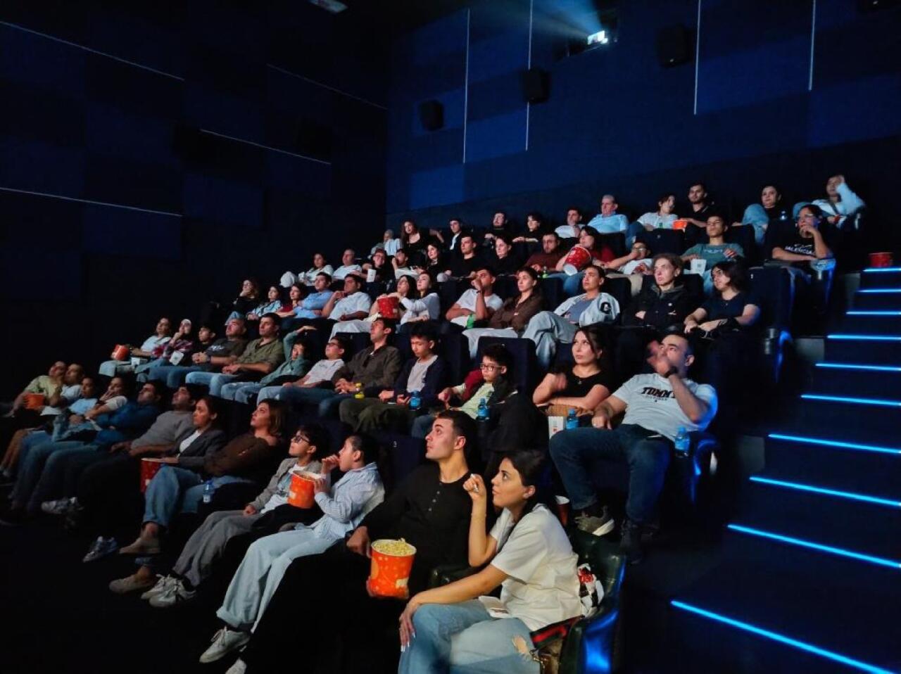 В кинотеатрах Азербайджана наблюдается большой интерес к масштабному художественному фильму "44"
