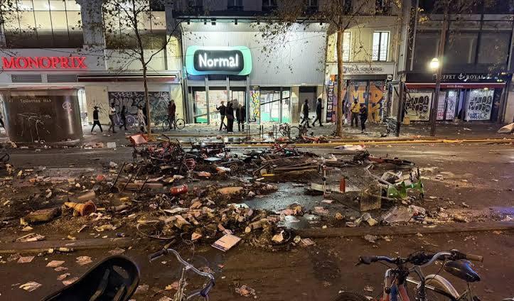 Во Франции вводят частичный комендантский час