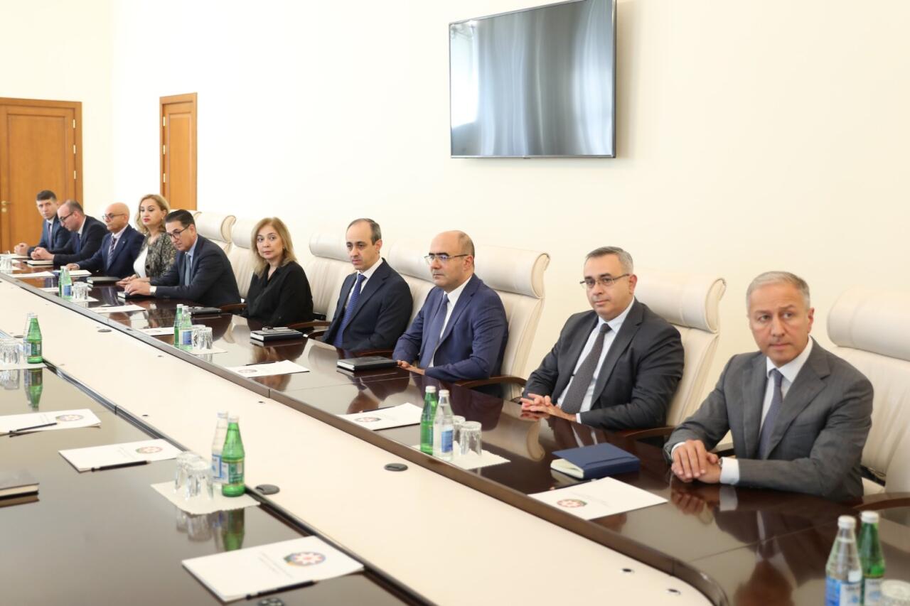Teymur Musayev Anar Bayramovu Səhiyyə Nazirliyinin kollektivinə təqdim edib