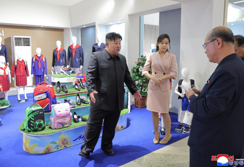 Kim Çen In yayılan şayiələrdən sonra ictimaiyyət qarşısına çıxdı
