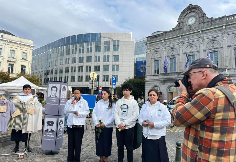 Семьи пропавших без вести азербайджанцев провели акцию протеста перед Европарламентом