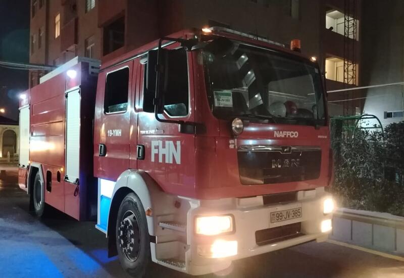 Пожар в многоэтажке в Баку, жителей эвакуировали