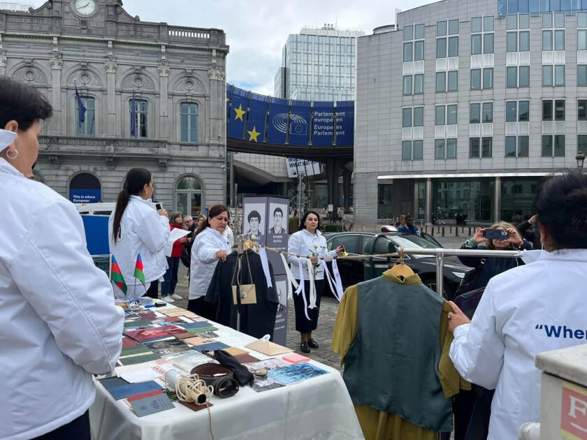 Семьи пропавших без вести азербайджанцев провели акцию протеста перед Европарламентом