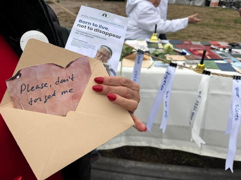 Семьи пропавших без вести азербайджанцев провели акцию протеста перед Европарламентом