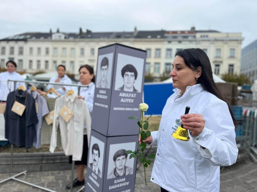 Семьи пропавших без вести азербайджанцев провели акцию протеста перед Европарламентом