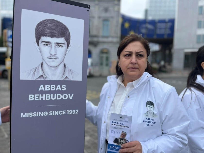 Семьи пропавших без вести азербайджанцев провели акцию протеста перед Европарламентом