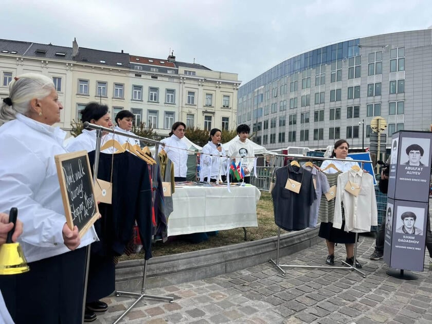 Семьи пропавших без вести азербайджанцев провели акцию протеста перед Европарламентом