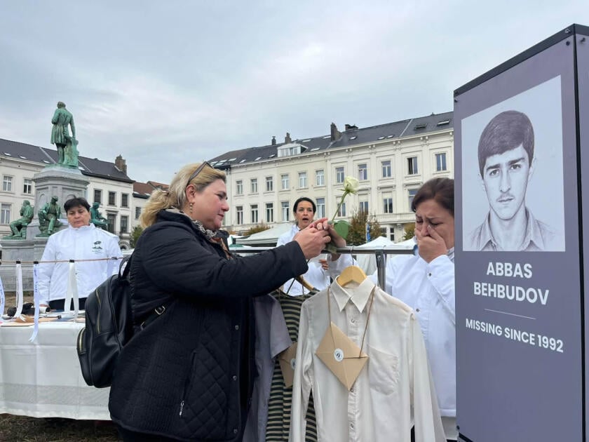 Семьи пропавших без вести азербайджанцев провели акцию протеста перед Европарламентом