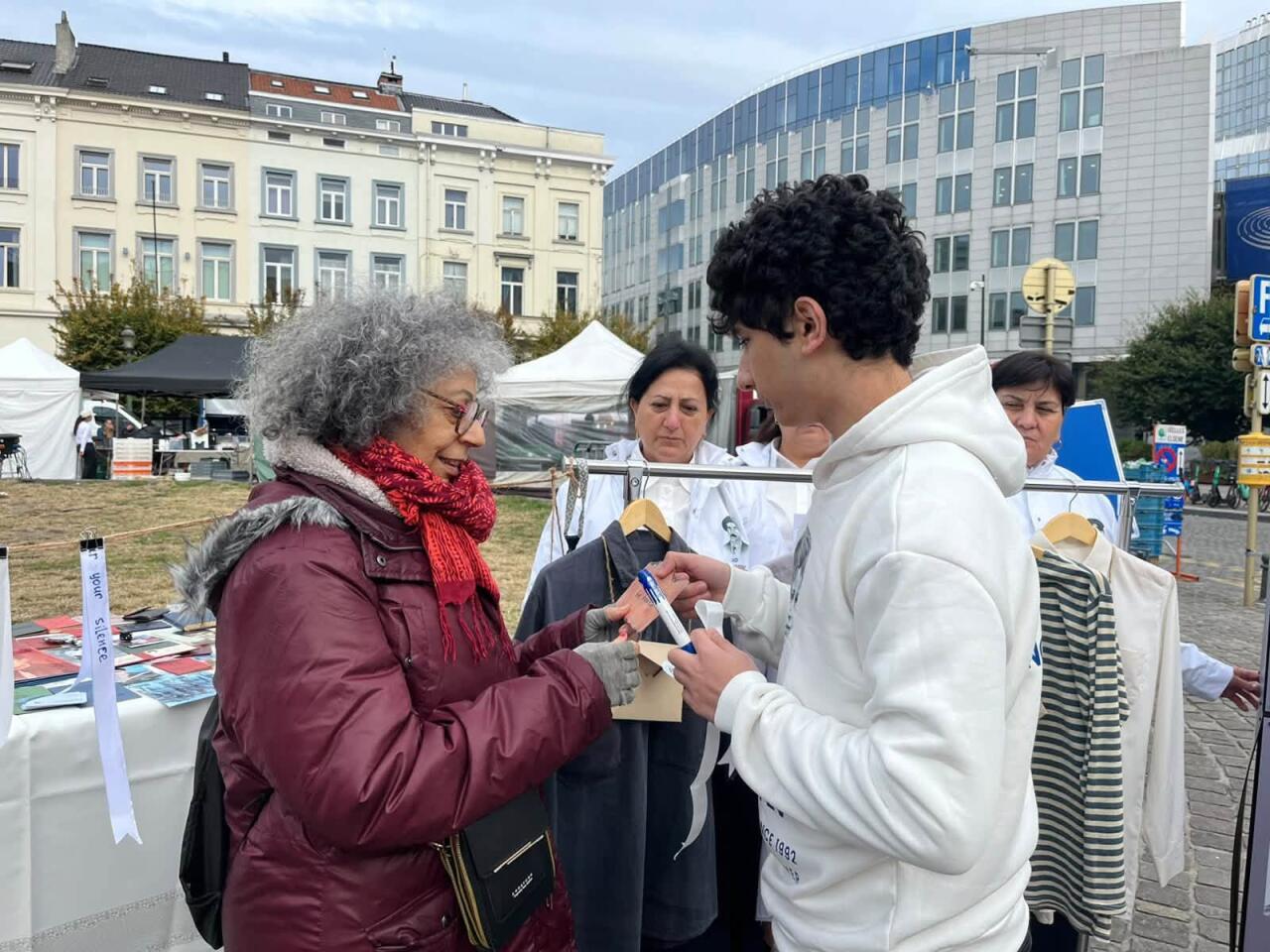 Azərbaycanlı itkin ailələri Avropa Parlamenti qarşısında etiraz aksiyası keçirib