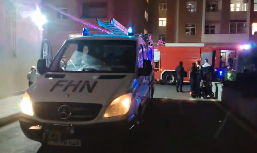 Пожар в многоэтажке в Баку, жителей эвакуировали