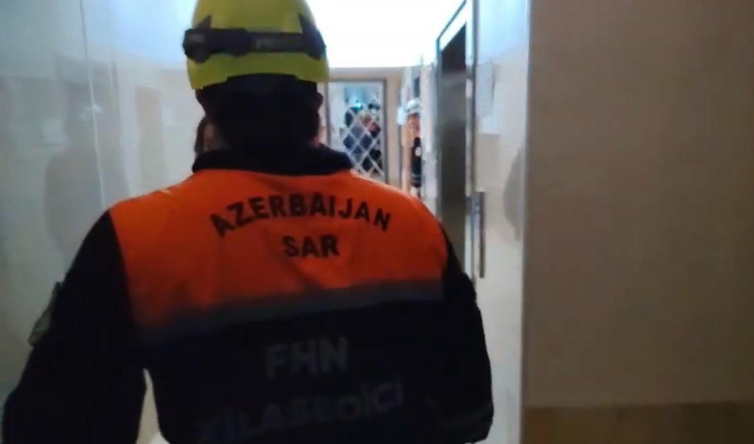 Пожар в многоэтажке в Баку, жителей эвакуировали