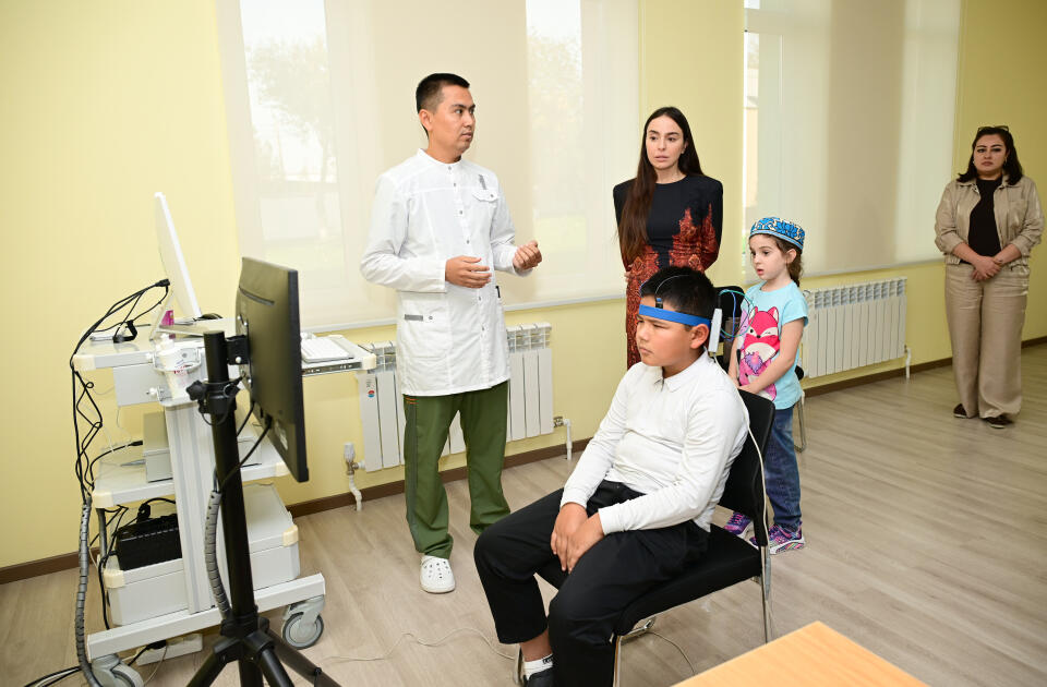 Leyla Əliyeva Səmərqənddə xüsusi qayğıya ehtiyacı olan uşaqlar üçün yaradılan mərkəzlərin fəaliyyəti ilə tanış olub