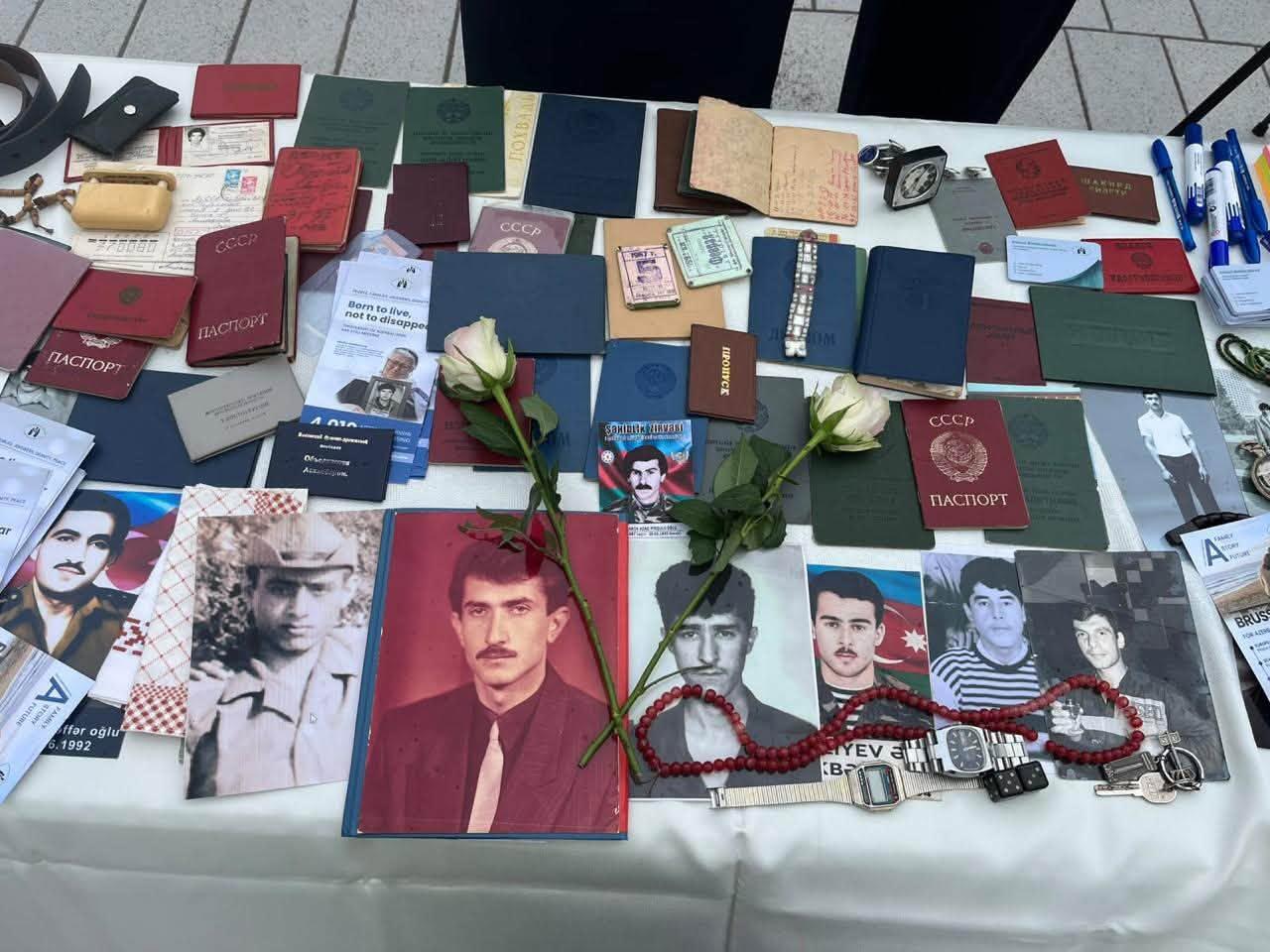Azərbaycanlı itkinlərdən qalmış xatirə əşyaları Brüsseldə nümayiş olunub