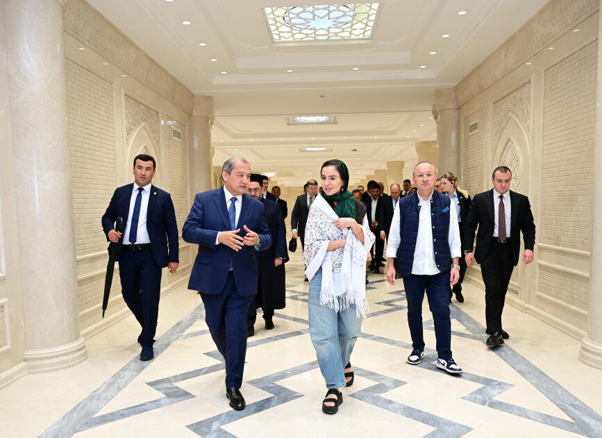 Heydər Əliyev Fondunun vitse-prezidenti Leyla Əliyeva Səmərqənddə “Uşağın gözü ilə dünya” sərgisi və İmam əl-Buxari memorial kompleksi ilə tanış olub