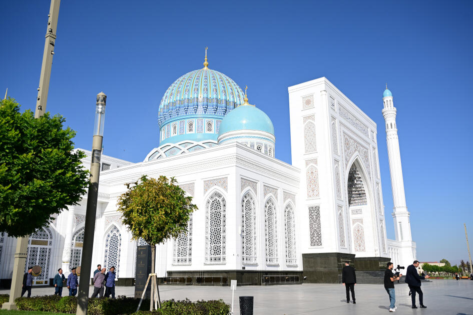 Heydər Əliyev Fondunun vitse-prezidenti Leyla Əliyeva Səmərqənddə “Uşağın gözü ilə dünya” sərgisi və İmam əl-Buxari memorial kompleksi ilə tanış olub