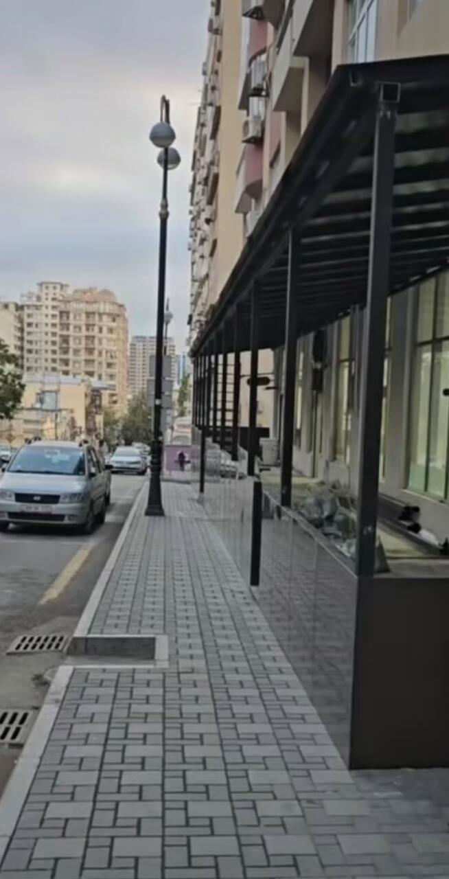 Bakıda səkini zəbt edən qanunsuz konstruksiya söküldü