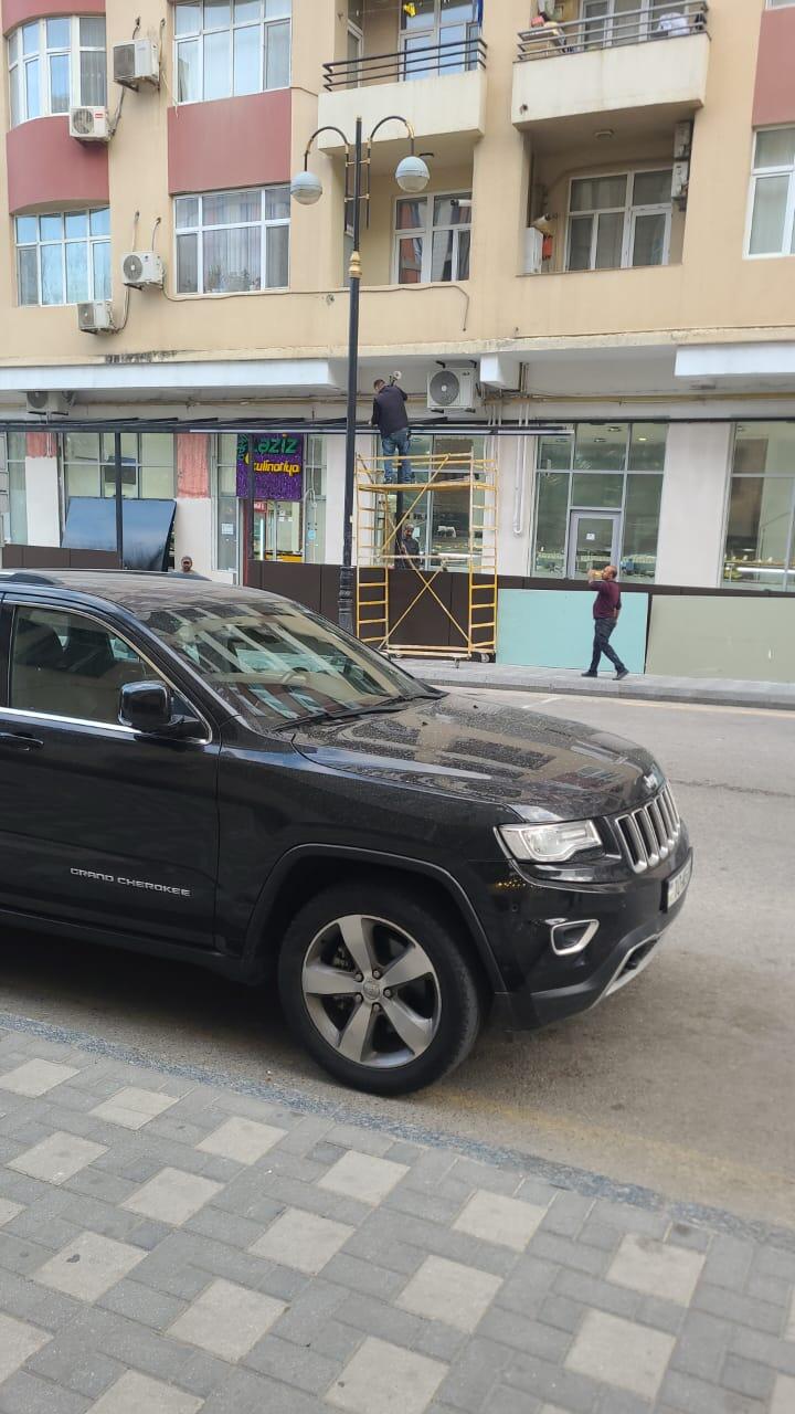 Bakıda səkini zəbt edən qanunsuz konstruksiya söküldü