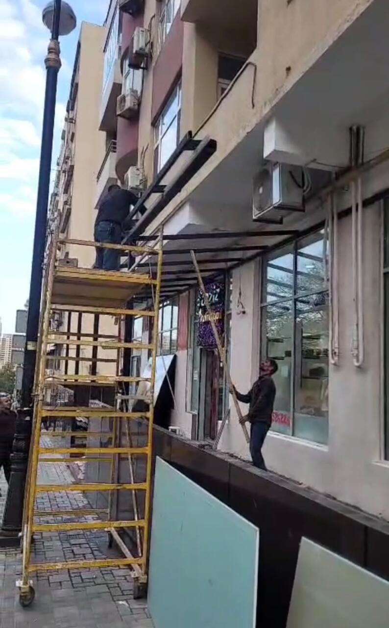 Bakıda səkini zəbt edən qanunsuz konstruksiya söküldü