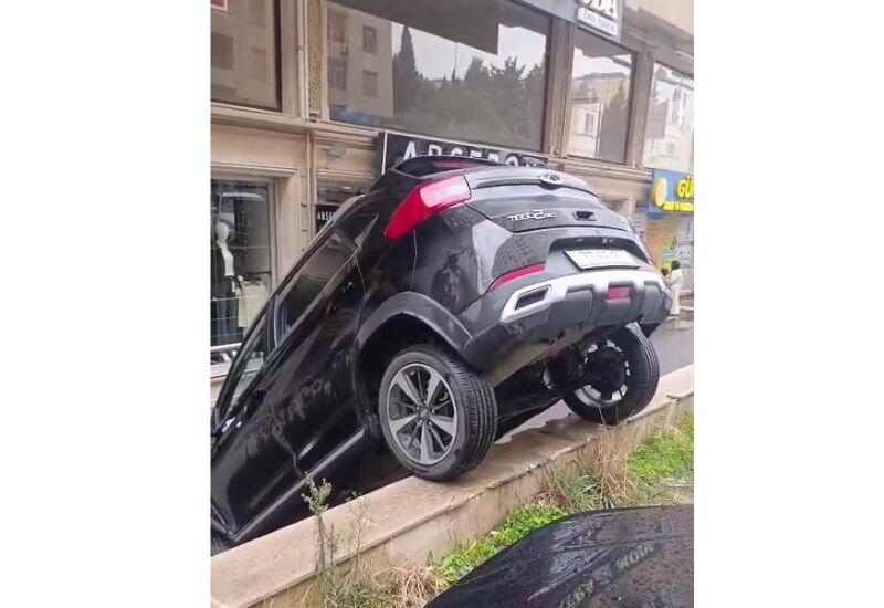 В Хырдалане автомобиль перевернулся при парковке