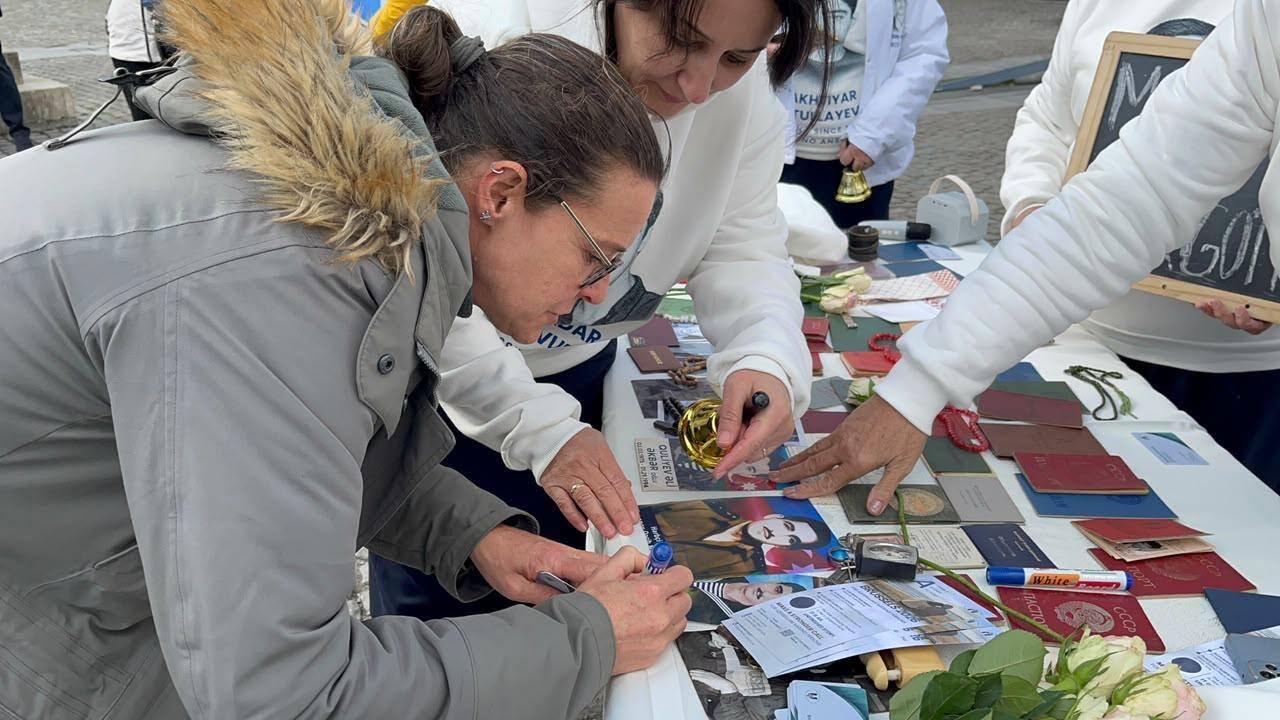 Azərbaycanlı itkin ailələri Brüsseldə silsilə aksiyalar keçirib