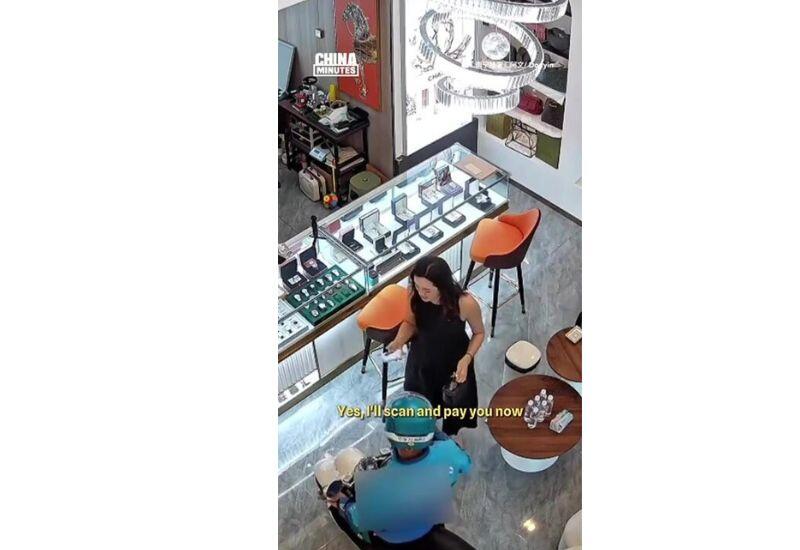 Курьер на скутере въехал в люксовый бутик Chanel в Китае
