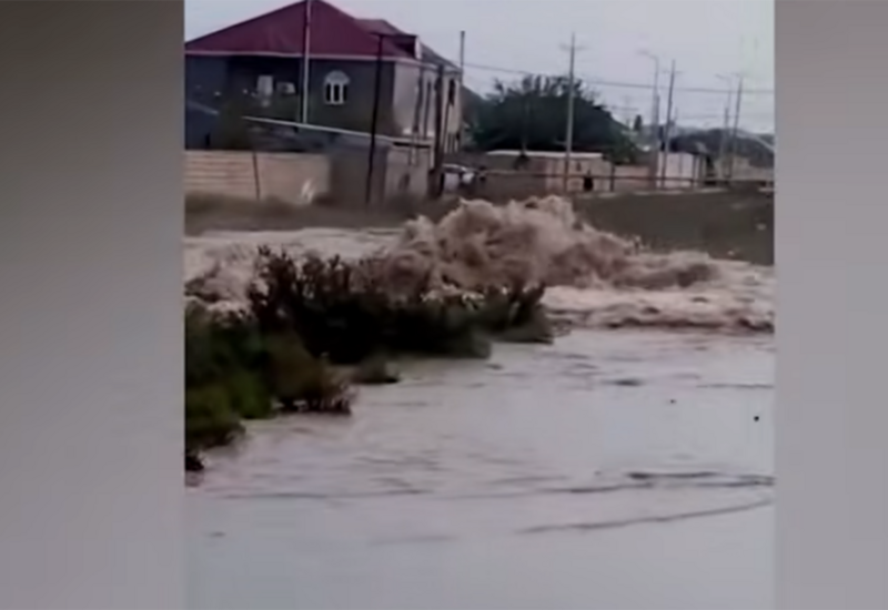 В Сумгайыте прорвало водопровод: затопило дворы домов
